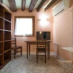 아파트 Lovely Flat With Canal View Near Rialto Bridge