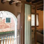 Lovely Flat With Canal View Near Rialto Bridge