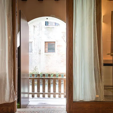 아파트 Lovely Flat With Canal View Near Rialto Bridge 베니스