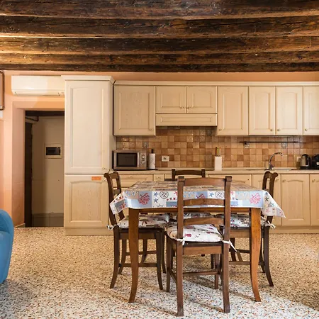 아파트 Lovely Flat With Canal View Near Rialto Bridge *