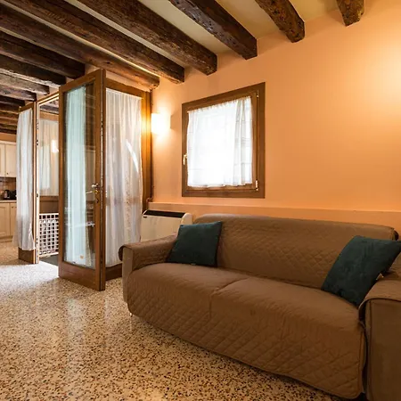 Lovely Flat With Canal View Near Rialto Bridge 베니스