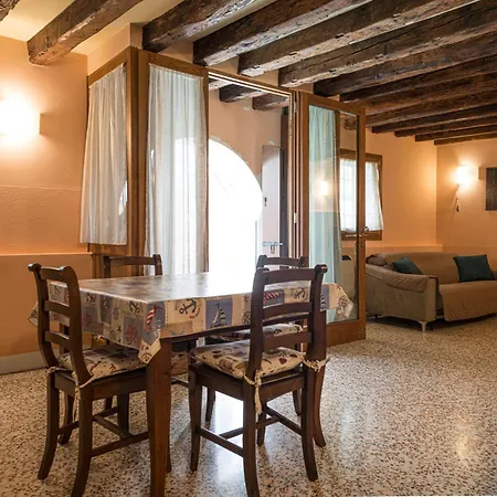아파트 Lovely Flat With Canal View Near Rialto Bridge *