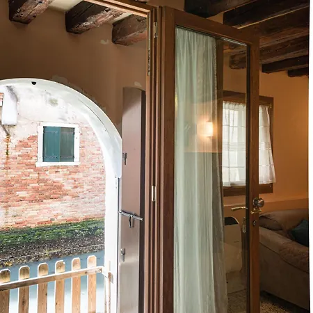 Lovely Flat With Canal View Near Rialto Bridge