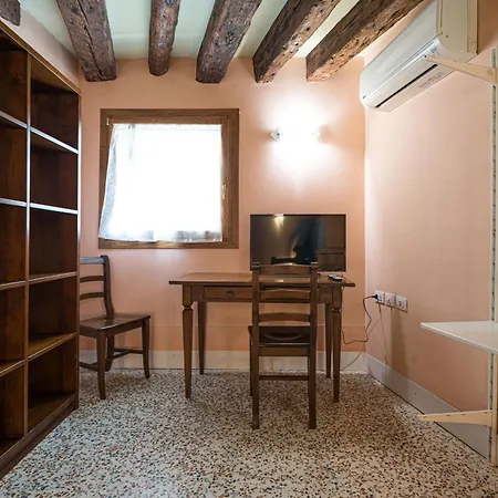Apartmán Lovely Flat With Canal View Near Rialto Bridge